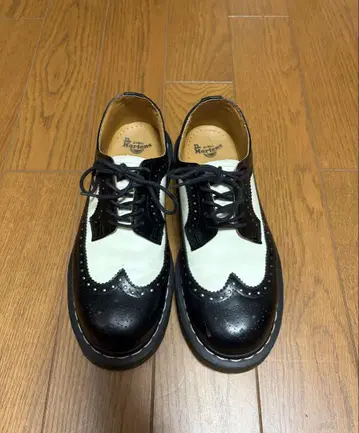 Dr. Martens 블랙/화이트 옥스퍼드 신발