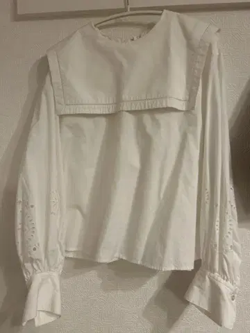 화이트 세일러 카라 블라우스