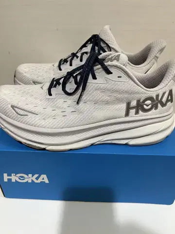 HOKA 클리프톤 9 박스 있음, 별도 판매 신발끈 포함