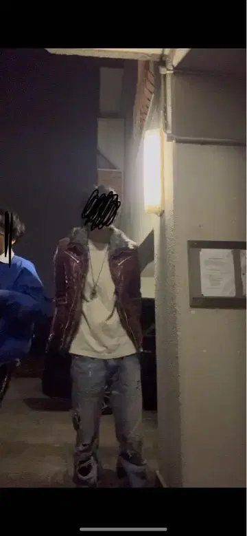 퍼가 달린 버건디 라이더 자켓