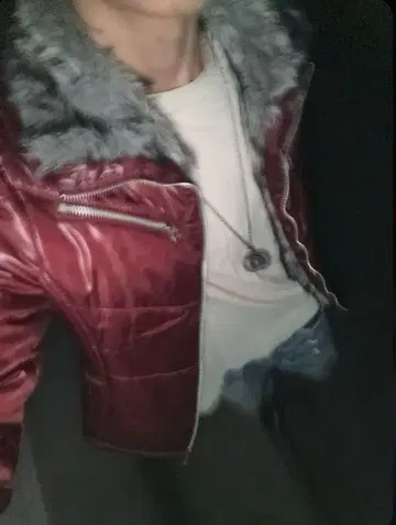 퍼가 달린 버건디 라이더 자켓