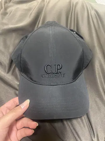c.p.company 고글이 달린 캡 블랙