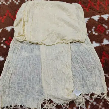 연한 크림색 프린지 스톨