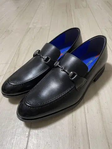 비트 장식 블랙 가죽 로퍼 25.0cm