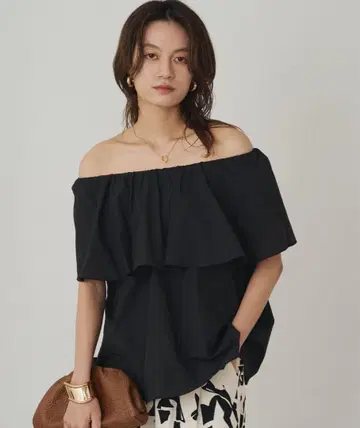 블랙 오프숄더 프릴 탑