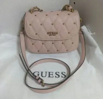 GUESS 스터드 퀼트 플랩 숄더백 TRIANA 게스 가방 포함