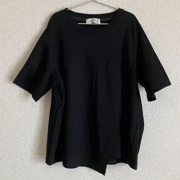 zucca 블랙 반팔 티셔츠 앞면 비대칭 절개