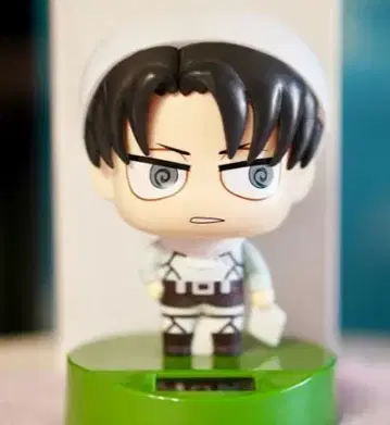 리바이 피규어 화이트 그린