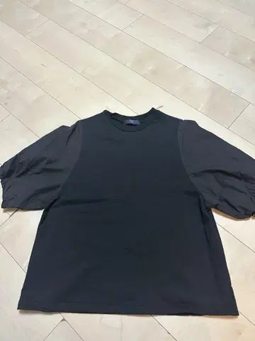 SHIPS 블랙 퍼프 슬리브 티셔츠