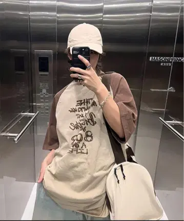 오버 사이즈 래글런 디자인 손글씨 로고 프린트 티셔츠