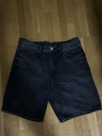H&M 릴랙스 핏 다크 데님 숏 팬츠