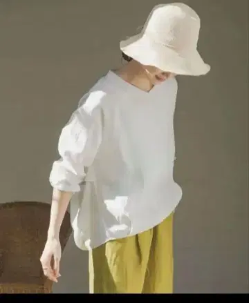 화이트 린넨 V 넥 셔츠