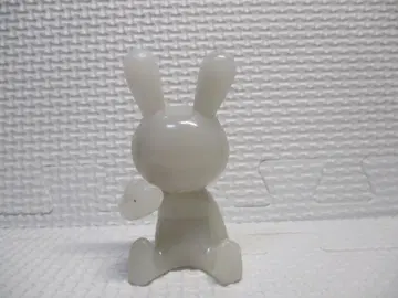 레어 블랙 토끼 BLACK RABBiT 축광 앉은 피규어