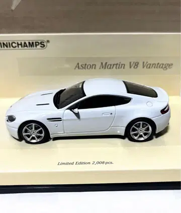 미니 챔프스 1/43 Aston Martin V8 Vantage