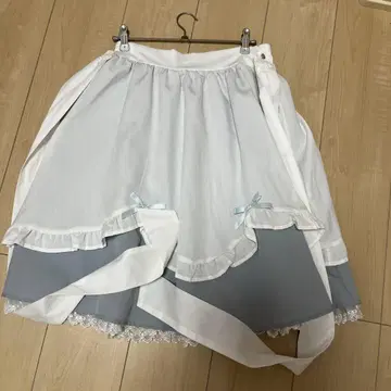 프릴이 달린 미디 스커트 화이트 스카이블루 엑시즈팜
