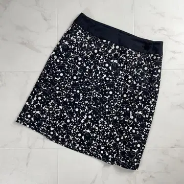 새상품급 마리콴트 꽃무늬 랩스커트 블랙 사이즈 M*SC1597
