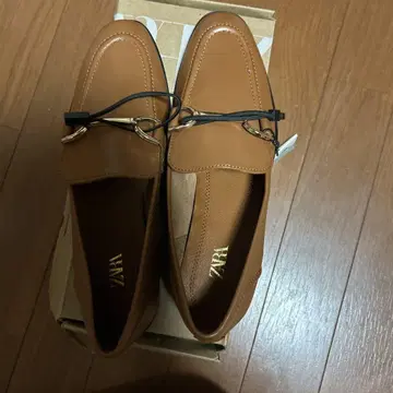 ZARA 브라운 로퍼 금장 장식