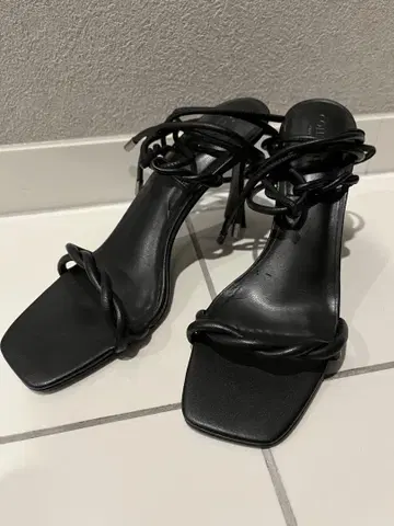 찰스키이스 블랙 샌들 리본 힐 24.5cm