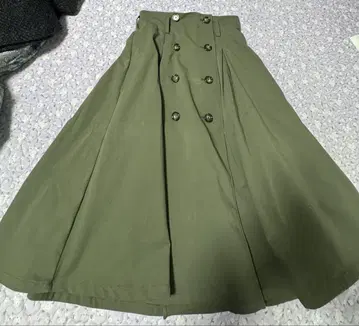 올리브 그린 더블 버튼 롱 스커트