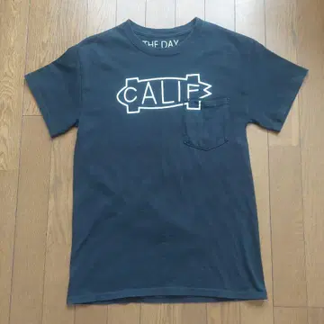 the day on the beach CALIF 로고 티셔츠