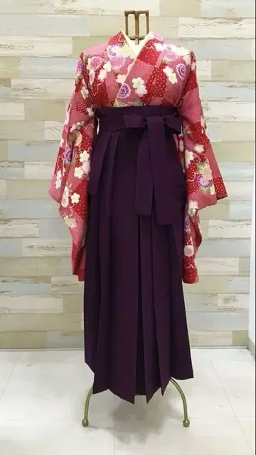 졸업식 빨간색 핑크 꽃무늬 기모노와 보라색 하카마 세트