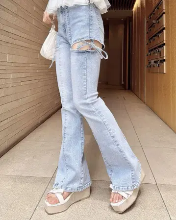 ingni 사이드 리본 컷 아웃 플레어 데님 팬츠