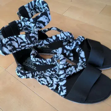 SOREL 블랙 화이트 스트랩 샌들 사이즈 7.5
