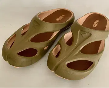 KEEN 샨티 올리브 컬러 오픈토 샌들