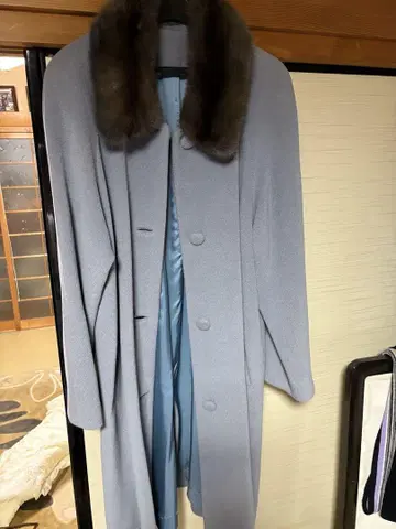 퍼 카라 부착 라이트 블루 롱 코트