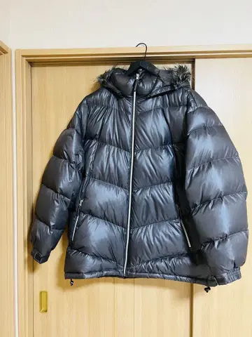 후드 부착 블랙 다운 자켓
