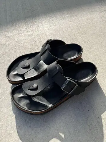 블랙 스트랩 샌들
