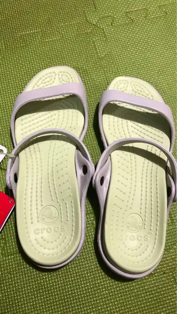 Crocs 라이트 그레이/라임 그린 샌들