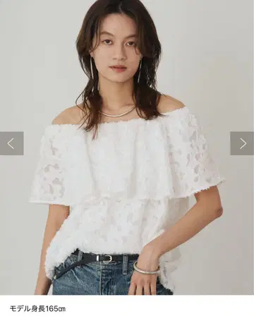 이번 시즌 loungeddress 레이스 오프숄더 상의 화이트