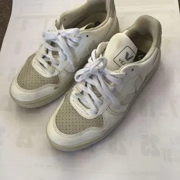 VEJA 화이트 가죽 스니커즈