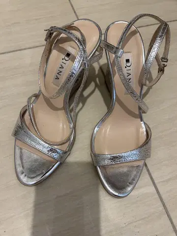 DIANA 실버 샌들 에나멜 갈라짐 가공