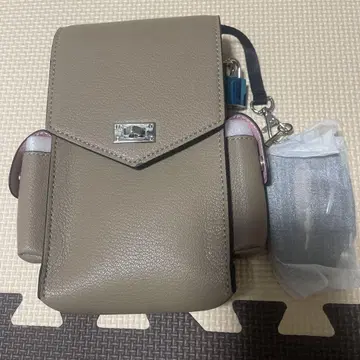 셀바 세크레타 폰 숄더백