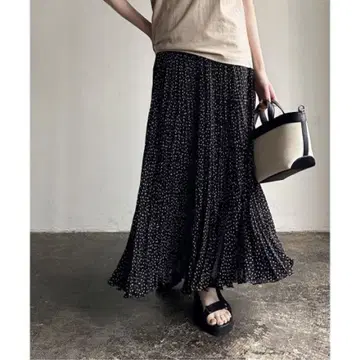 NOBLE 노블 시어 플러피 플리츠 맥시 스커트 블랙