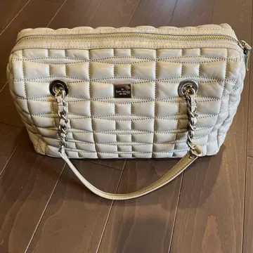 Kate Spade 크림색 퀼팅 핸드백 새상품급