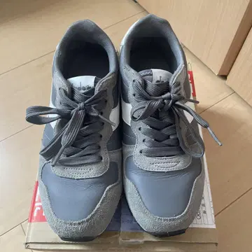 Diadora 그레이 스니커즈 레트로 스타일