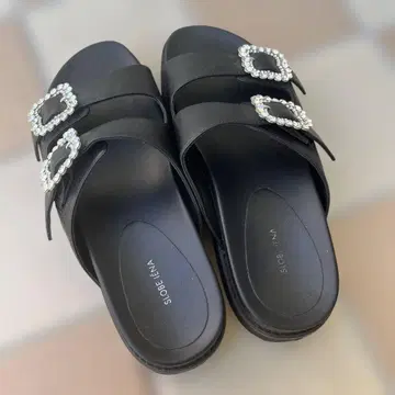 이에나 비쥬 장식 샌들