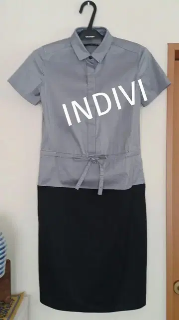 INDIVI 그레이와 블랙 셔츠 드레스 반팔
