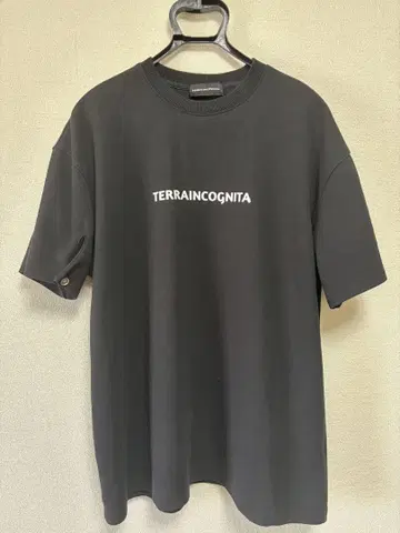 TERRAINCOGNITA 블랙 티셔츠