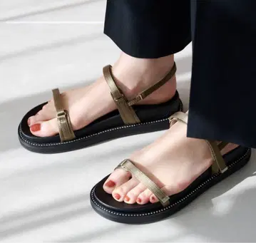새상품급 LE TALON 젬 피스 샌들 L