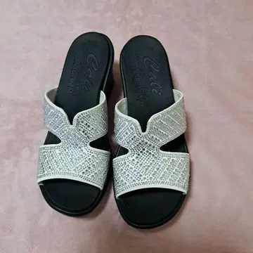 새상품급 스케쳐스 블랙 통굽 샌들 23cm
