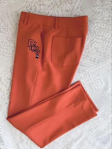 피코네 클럽 로고 자수가 귀여운 팬츠