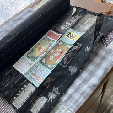 오시마 명주 라벨이 부착된 일본의 전통적인 디자인