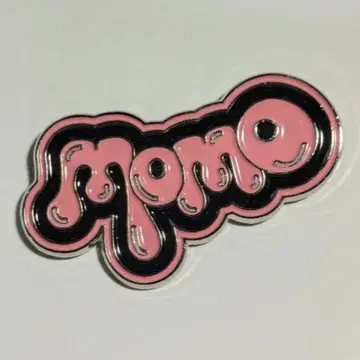 TWICE MOMO 허벅지 핀 배지