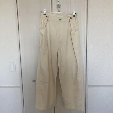 개럴개런트 턱 버튼 와이드 치노 아이보리