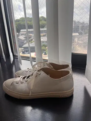 CLAE 화이트 가죽 스니커즈