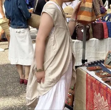뒤로 길게 떨어지는 베스트 베이지